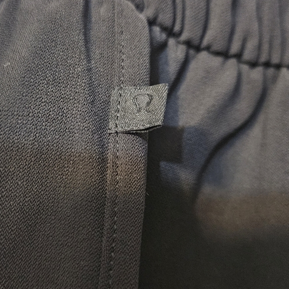 lululemon Noir Short 5.5 - Picture 4 of 5